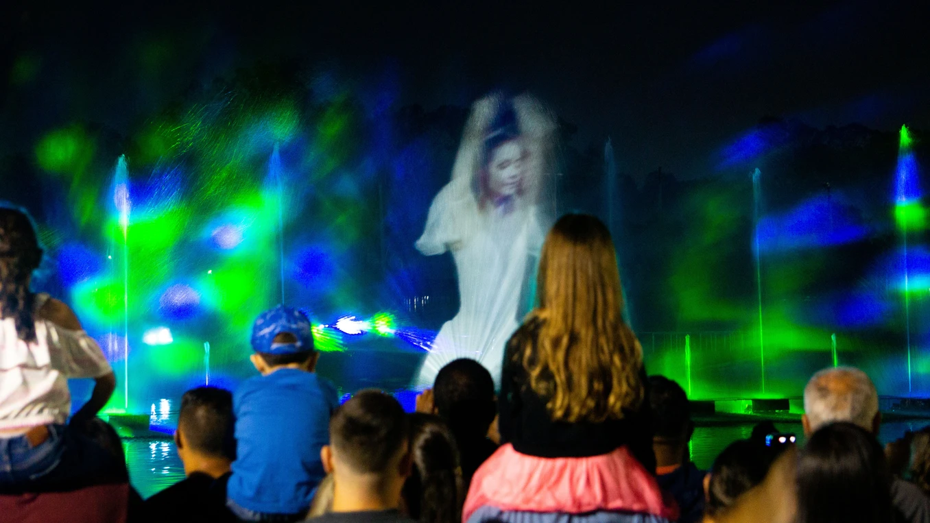 Público assistindo experiência audiovisual
